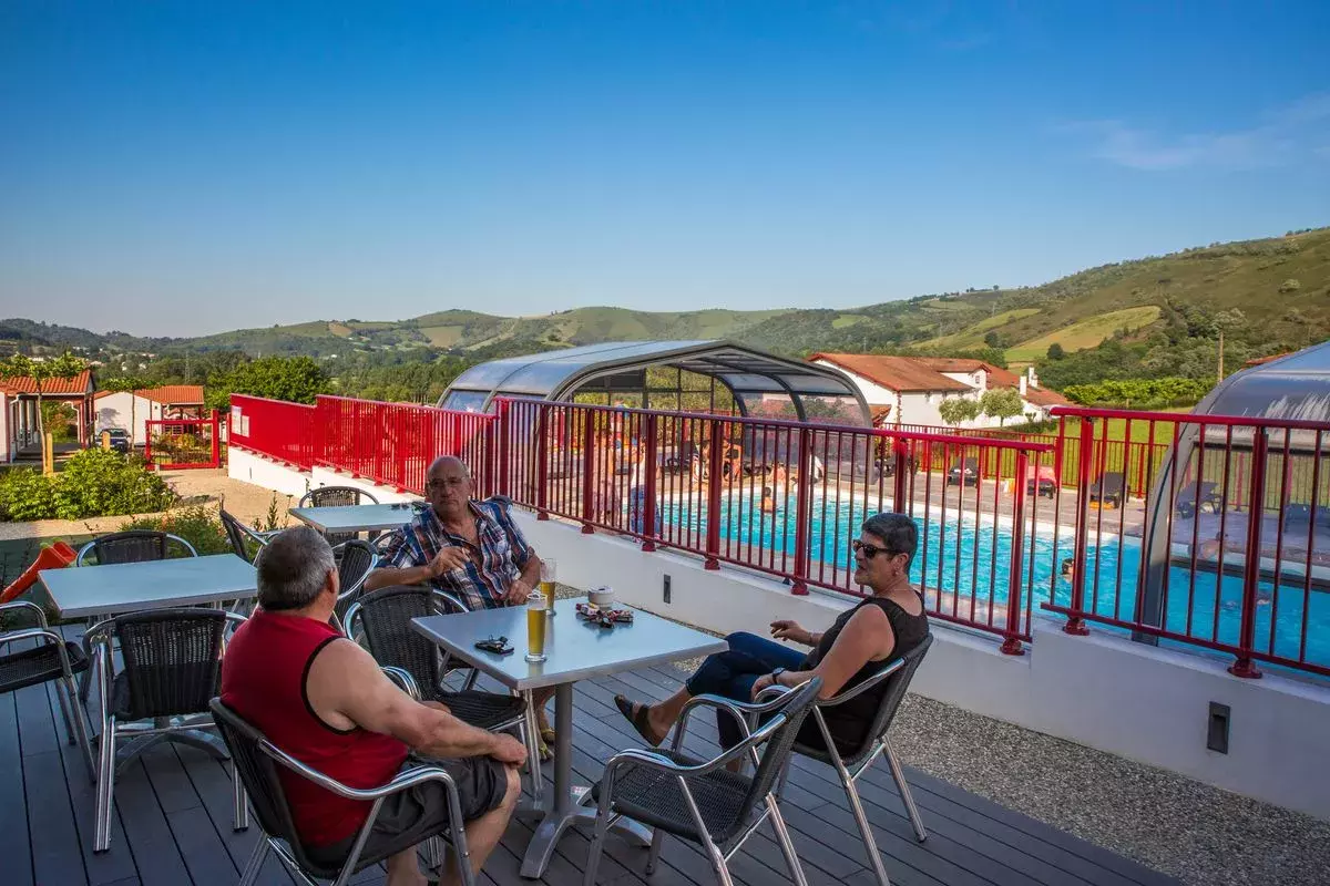 Camping Larlapean - Apéro vue piscine 